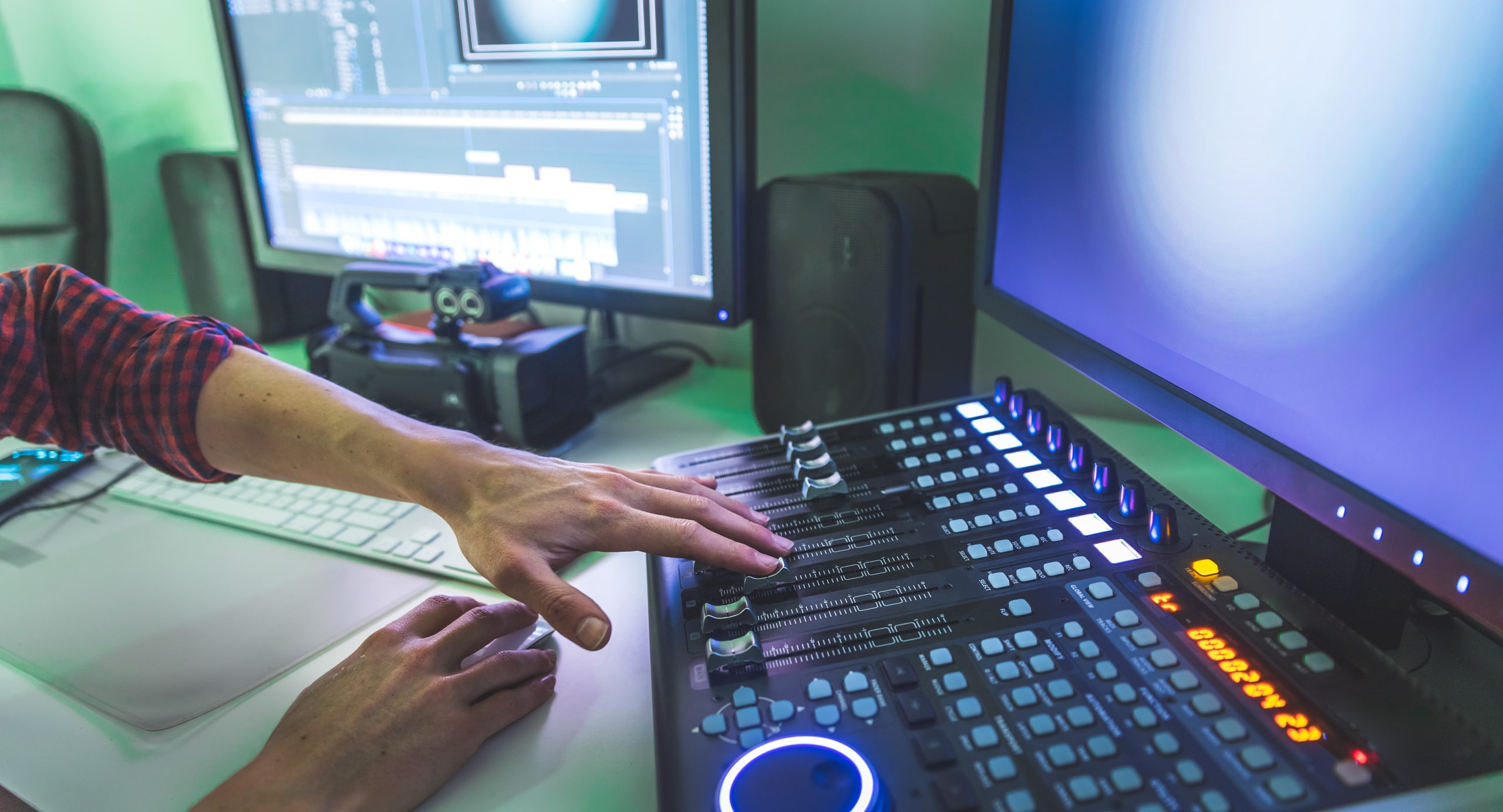 sala de edicion de video profesional scaled